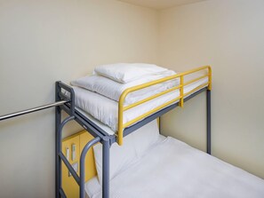 Habitación estándar, varias camas, no fumadores (1 Double Bed + 1 Loft Bed) | Edredones de plumas, escritorio, espacio para trabajar con un portátil