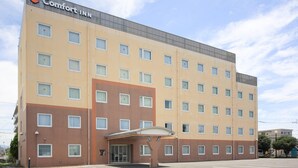 A Comfort Inn hotel with a flat facade, multiple windows, and a covered entrance. - Comfort Inn Kumamoto Miyukifueda (Kumamoto)