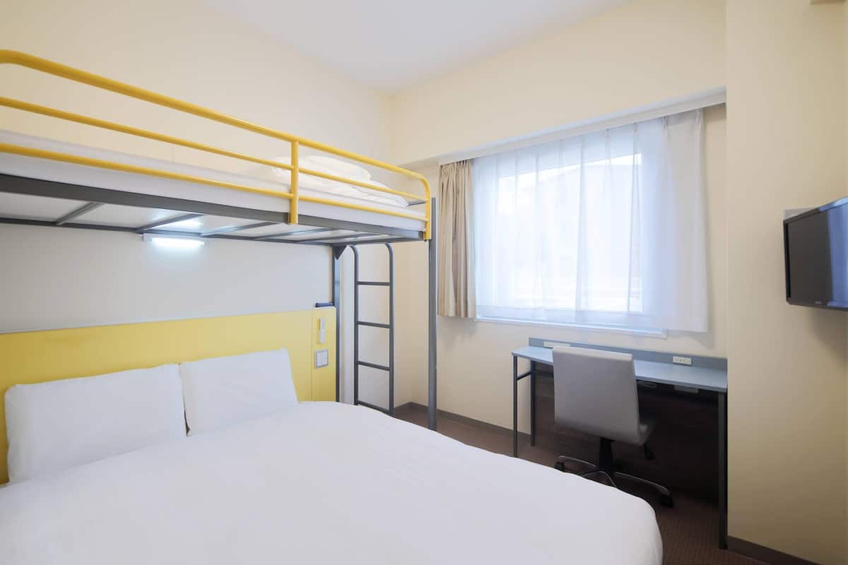 Camera Standard, letti multipli, non fumatori | Copriletto in piuma, una scrivania, postazione laptop, tende oscuranti