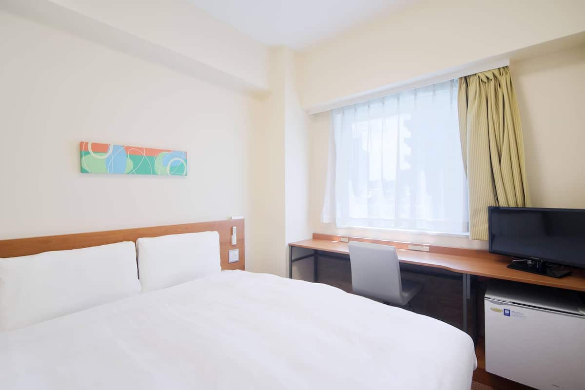 Camera Standard, 1 letto matrimoniale, non fumatori | Copriletto in piuma, una scrivania, postazione laptop, tende oscuranti