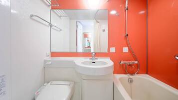 Combined shower/bathtub, free toiletries, hair dryer, slippers