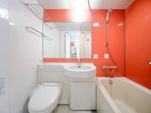 Combined shower/bathtub, free toiletries, hair dryer, slippers - Comfort Inn Kumamoto Miyukifueda (Kumamoto)