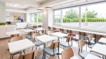 Daily buffet breakfast (JPY 1100 per person)