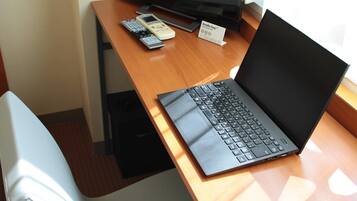 Standard Room, 1 Queen Bed, Non Smoking | Down comforters, desk, laptop workspace, blackout drapes