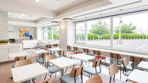 朝食 (ビュッフェ)、毎日提供 (有料)