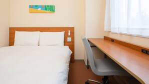 スタンダード ルーム クイーンベッド 1 台 禁煙 | 羽毛の掛け布団、デスク、ノートパソコン用作業スペース、遮光カーテン