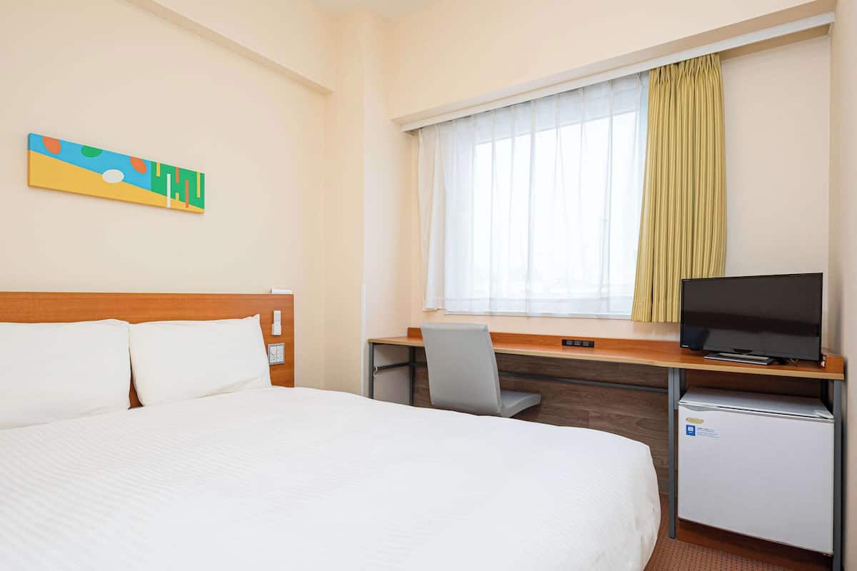 standard room, 1 queen bed, non smoking | down duvets, desk, laptop workspace, blackout curtains