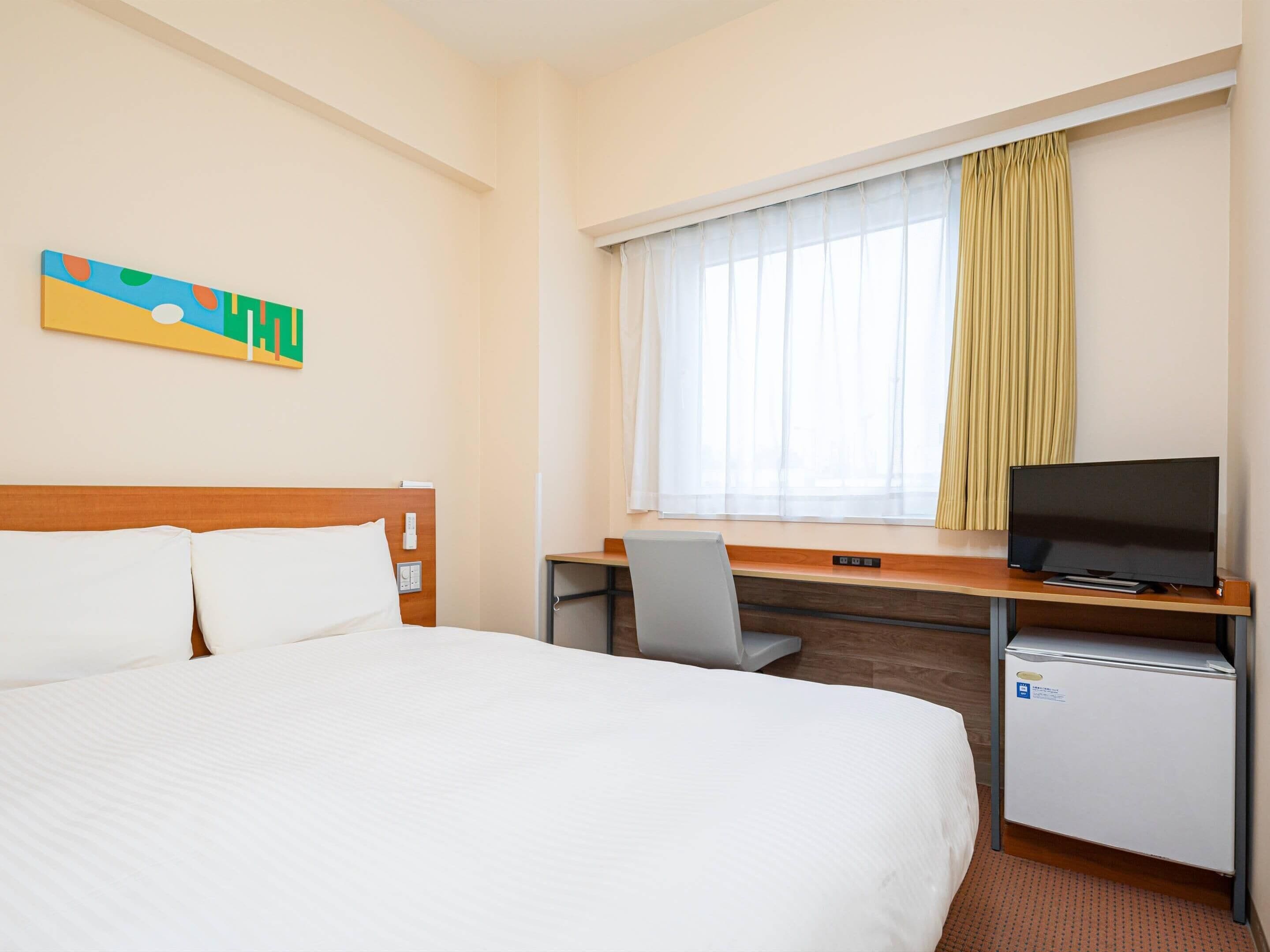 Habitación estándar, 1 cama Queen size, para no fumadores | Edredón, escritorio y espacio para trabajar con laptop 