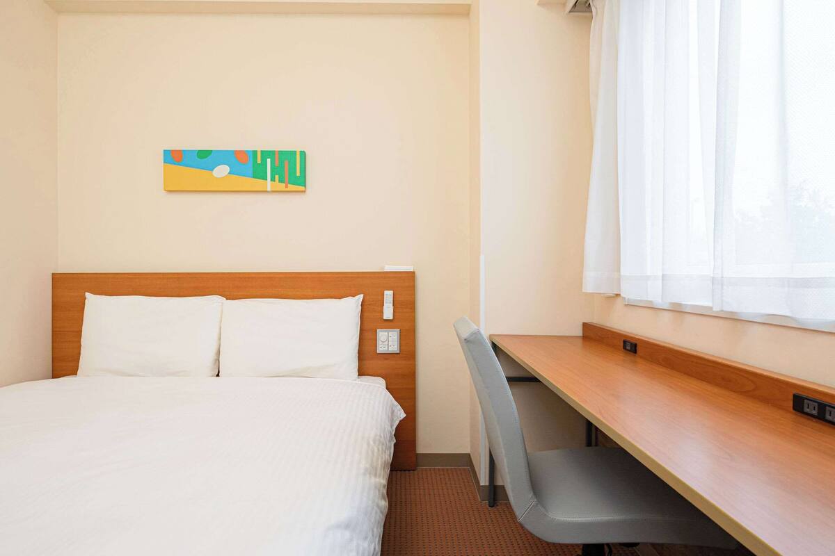 standard room, 1 queen bed, non smoking | down duvets, desk, laptop workspace, blackout curtains