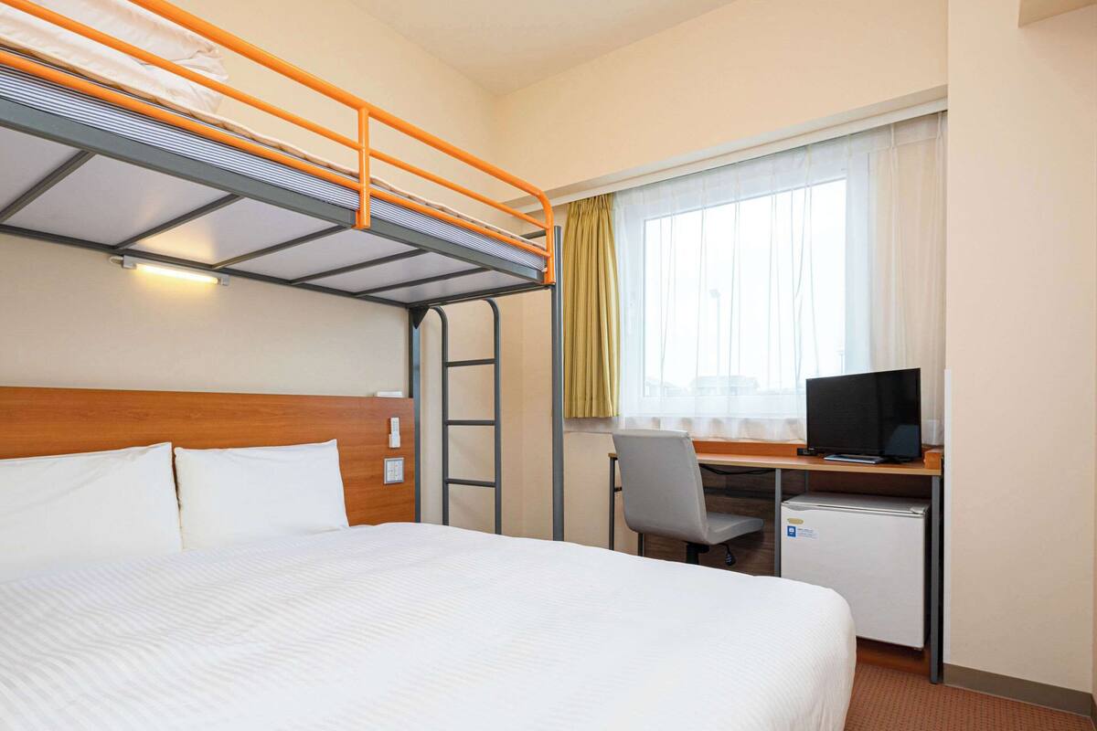 standard room, multiple beds, non smoking | down duvets, desk, laptop workspace, blackout curtains