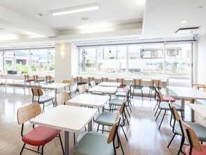 每日供应自助式早餐（每人 JPY 1100）