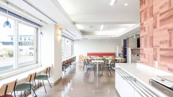 Daily buffet breakfast (JPY 1100 per person)