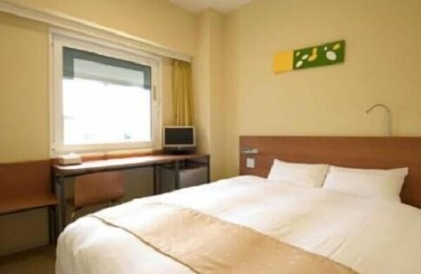 Desk, blackout curtains, free WiFi, bed sheets