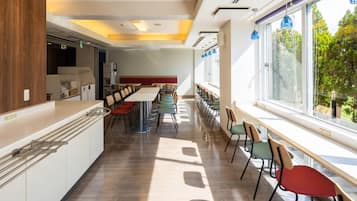 Daily buffet breakfast (JPY 1100 per person)