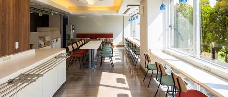 Daily buffet breakfast (JPY 1100 per person)