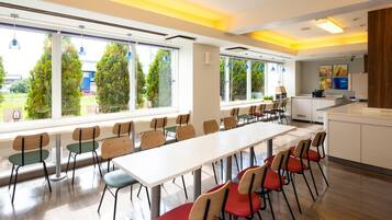 Daily buffet breakfast (JPY 1100 per person)