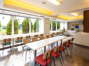 Daily buffet breakfast (JPY 1100 per person)