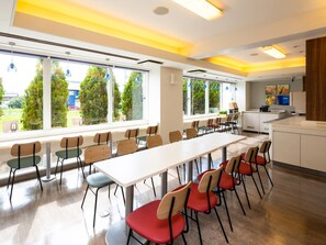 Daily buffet breakfast (JPY 1100 per person)