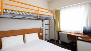 Rom – standard, flere senger, ikke-røyk (1 Double Bed + 1 Loft Bed) | Dundyner, skrivebord, skrivebord for bærbar PC og blendingsgardiner