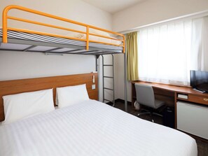 Habitación estándar, varias camas, para no fumadores (1 Double Bed + 1 Loft Bed) | Edredón, escritorio y espacio para trabajar con laptop 