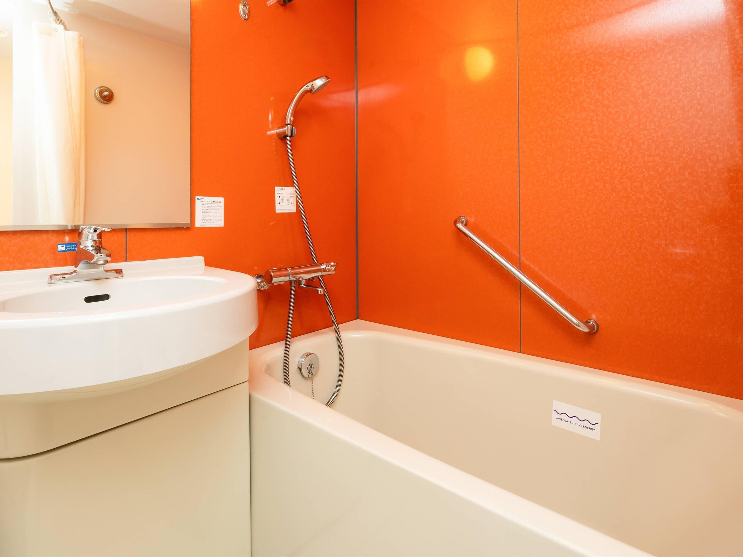 Ensemble douche/baignoire, articles de toilette gratuits, sèche-cheveux