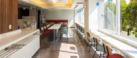 Petit déjeuner buffet (1100 JPY par personne)