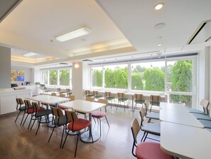 Daily buffet breakfast (JPY 1100 per person)