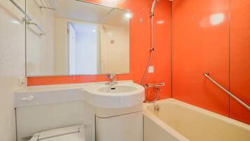 Ensemble baignoire-douche, articles de toilette (gratuits)
