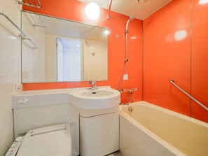 Duschwanne, kostenlose Toilettenartikel, Haartrockner, Hausschuhe