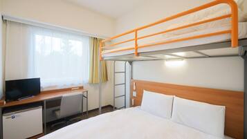 Kamar Standar, Beberapa Tempat Tidur, Bebas Asap Rokok (1 Double Bed and 1 Loft Bed) | Selimut bulu angsa, meja kerja, dan ruang kerja ramah laptop