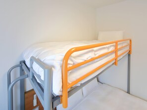 Standardrum - flera sängar - icke-rökare (1 Double Bed and 1 Loft Bed) | Duntäcken, skrivbord, arbetsyta för laptop och mörkläggningsgardiner