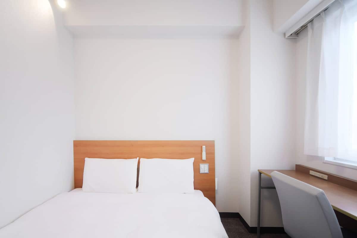 Standardrum - 1 dubbelsäng - icke-rökare | Duntäcken, skrivbord, arbetsyta för laptop och mörkläggningsgardiner