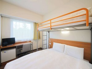 Standardzimmer, Mehrere Betten, Nichtraucher (1 Double Bed and 1 Loft Bed) | Daunenbettdecken, Schreibtisch, laptopgeeigneter Arbeitsplatz
