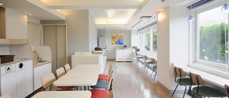 Daily buffet breakfast (JPY 1100 per person)