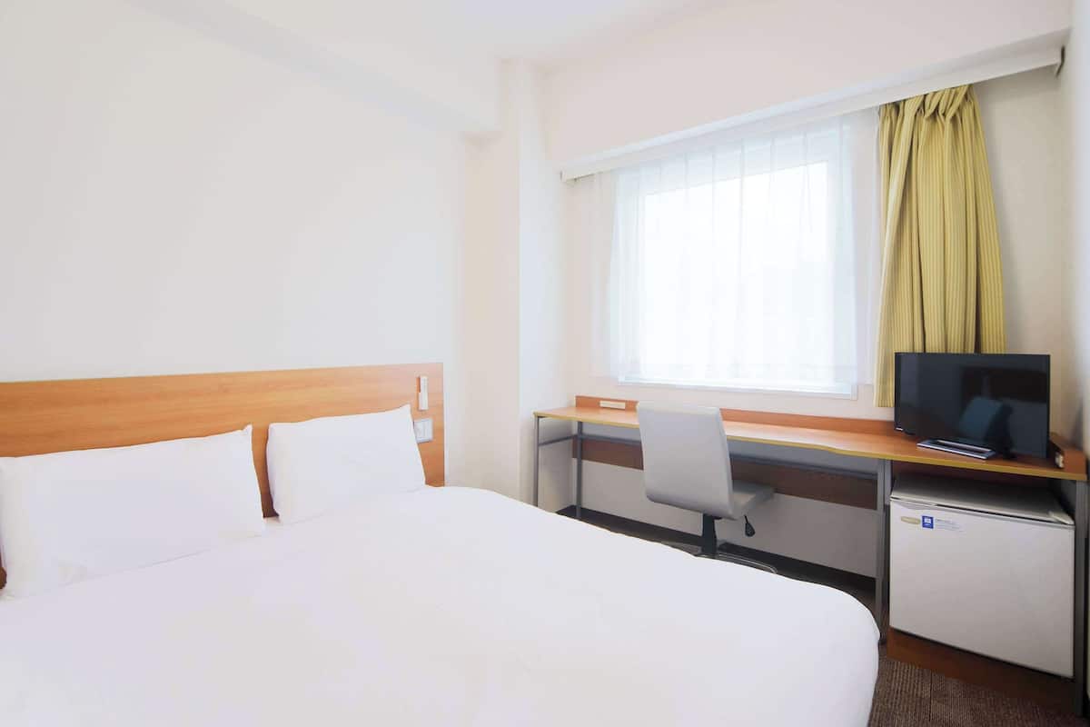 standard room, 1 double bed, non smoking | down duvets, desk, laptop workspace, blackout curtains
