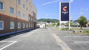 Um hotel Comfort Inn com estacionamento e um edifício com várias janelas.
