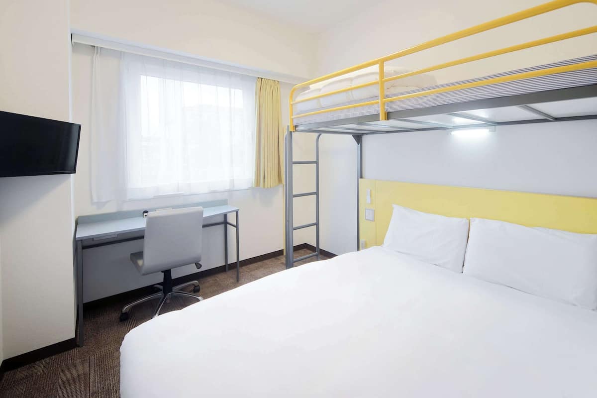 Habitación estándar, varias camas, para no fumadores (1 Double Bed and 1 Loft Bed) | Edredón, escritorio y espacio para trabajar con laptop