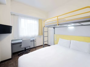 Standard-huone, useita sänkyjä, tupakointi kielletty (1 Double Bed and 1 Loft Bed) | Untuvapeitot, työpöytä, kannettavalle tietokoneelle sopiva työtila