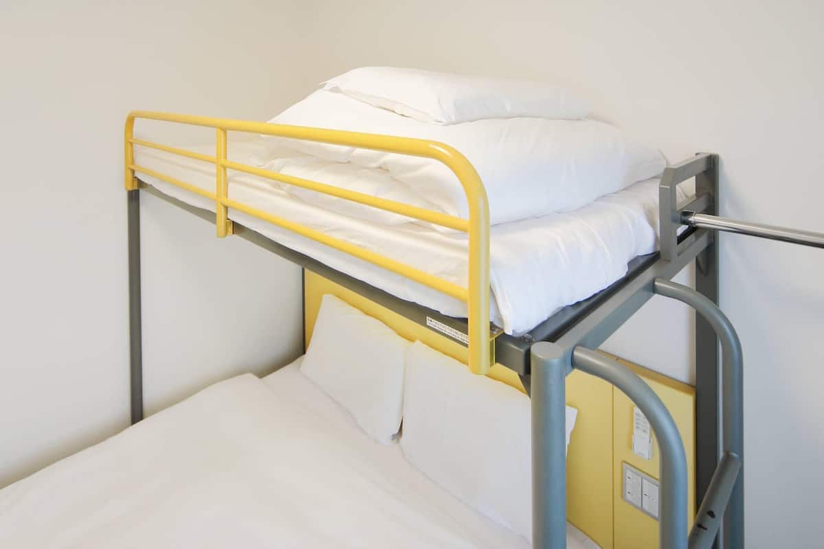 Habitación estándar, varias camas, para no fumadores (1 Double Bed and 1 Loft Bed) | Edredón, escritorio y espacio para trabajar con laptop