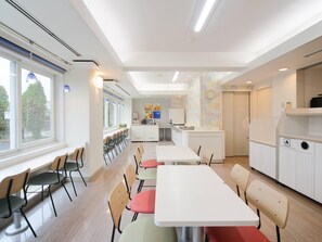 Se ofrece un desayuno bufé (1100 JPY por persona)