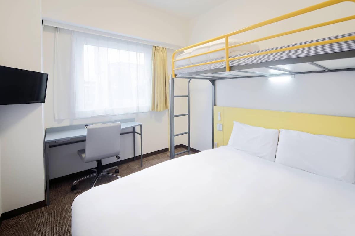 Standardzimmer, Mehrere Betten, Nichtraucher (1 Double Bed and 1 Loft Bed) | Daunenbettdecken, Schreibtisch, laptopgeeigneter Arbeitsplatz