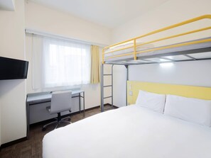 Habitación estándar, varias camas, para no fumadores (1 Double Bed and 1 Loft Bed) | Edredón, escritorio y espacio para trabajar con laptop 