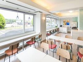 每日供应自助式早餐（每人 JPY 1100）