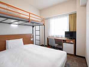 Habitación estándar, varias camas, no fumadores | Edredones de plumas, escritorio, espacio para trabajar con un portátil