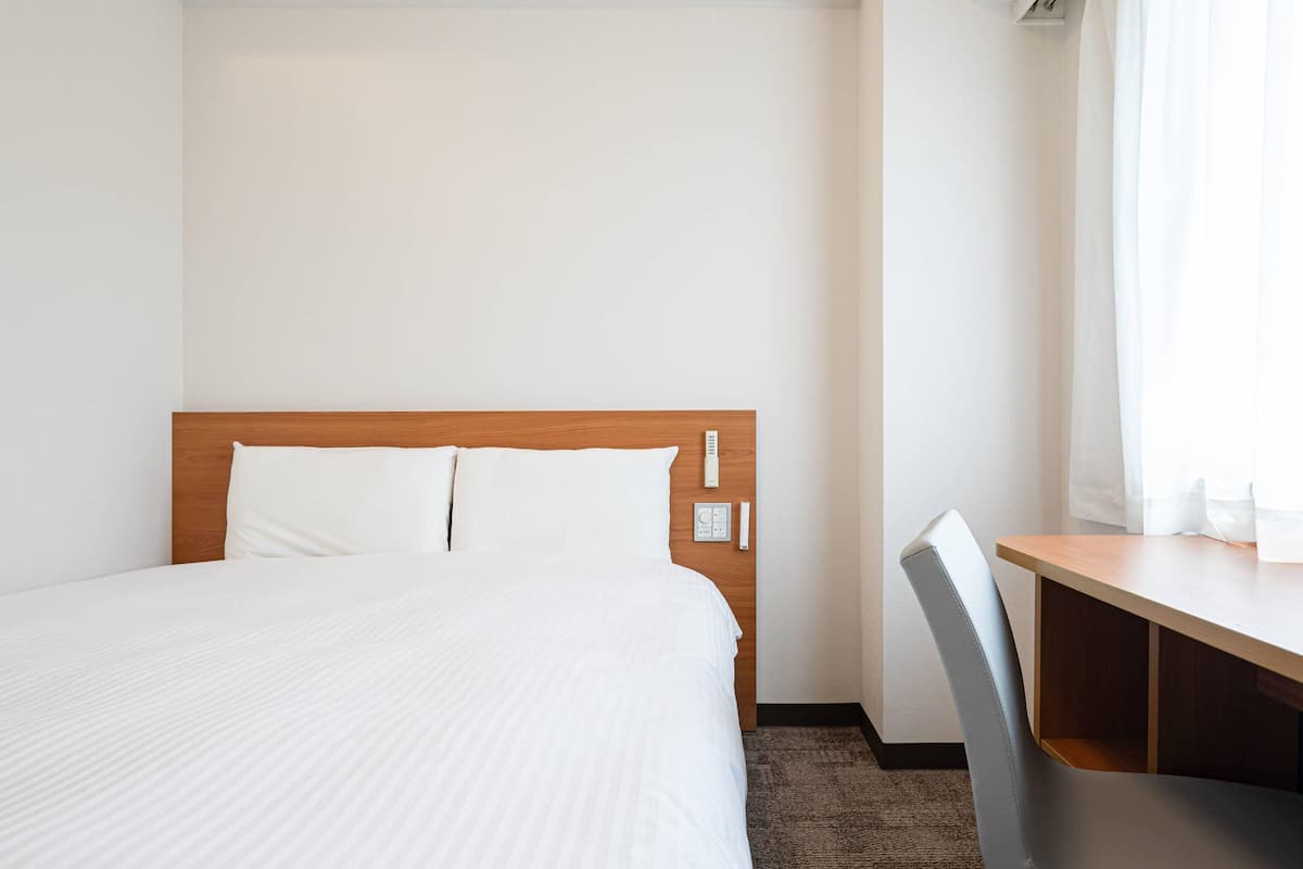 standard room, 1 double bed, non smoking | down duvets, desk, laptop workspace, free wifi