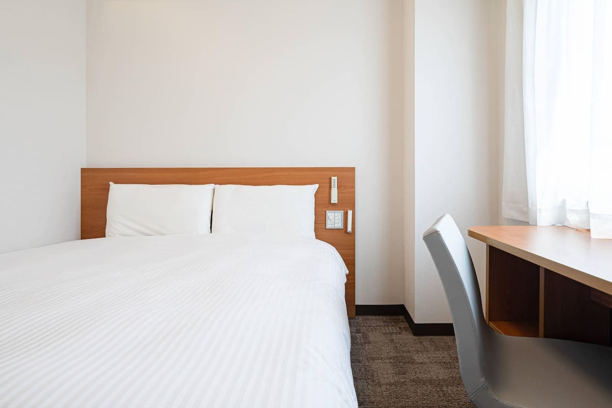 Habitación estándar, 1 cama doble, no fumadores | Edredones de plumas, escritorio, espacio para trabajar con un portátil