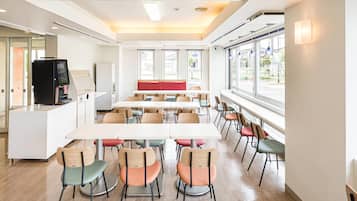 Daily buffet breakfast (JPY 1100 per person)