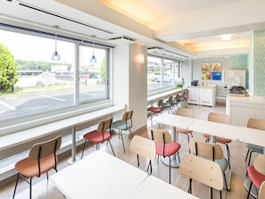 Se ofrece un desayuno bufé (990 JPY por persona)