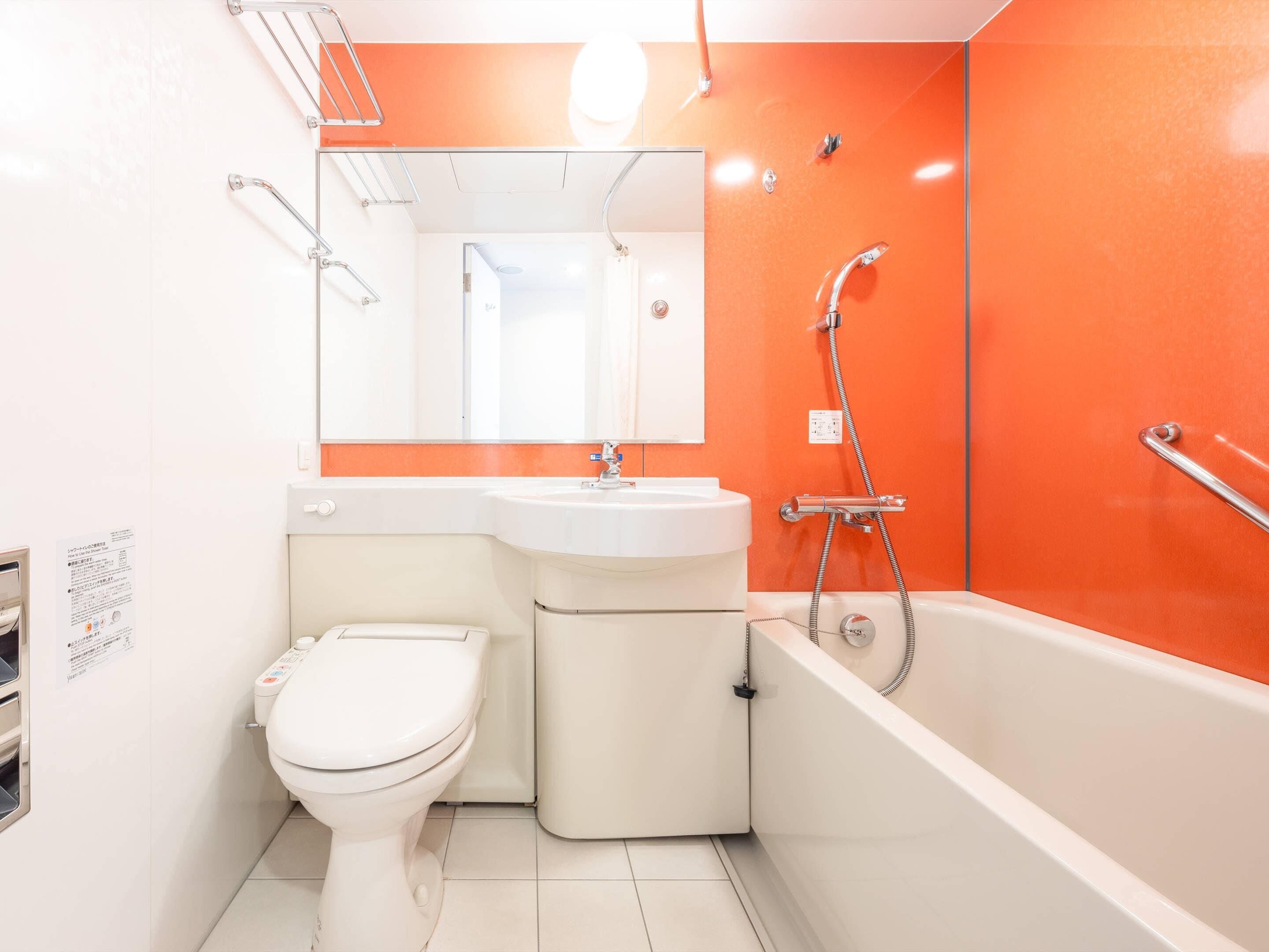 シャワー付き浴槽、バスアメニティ (無料)、ヘアドライヤー、スリッパ