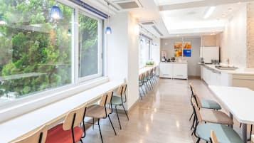 Daily buffet breakfast (JPY 1100 per person)